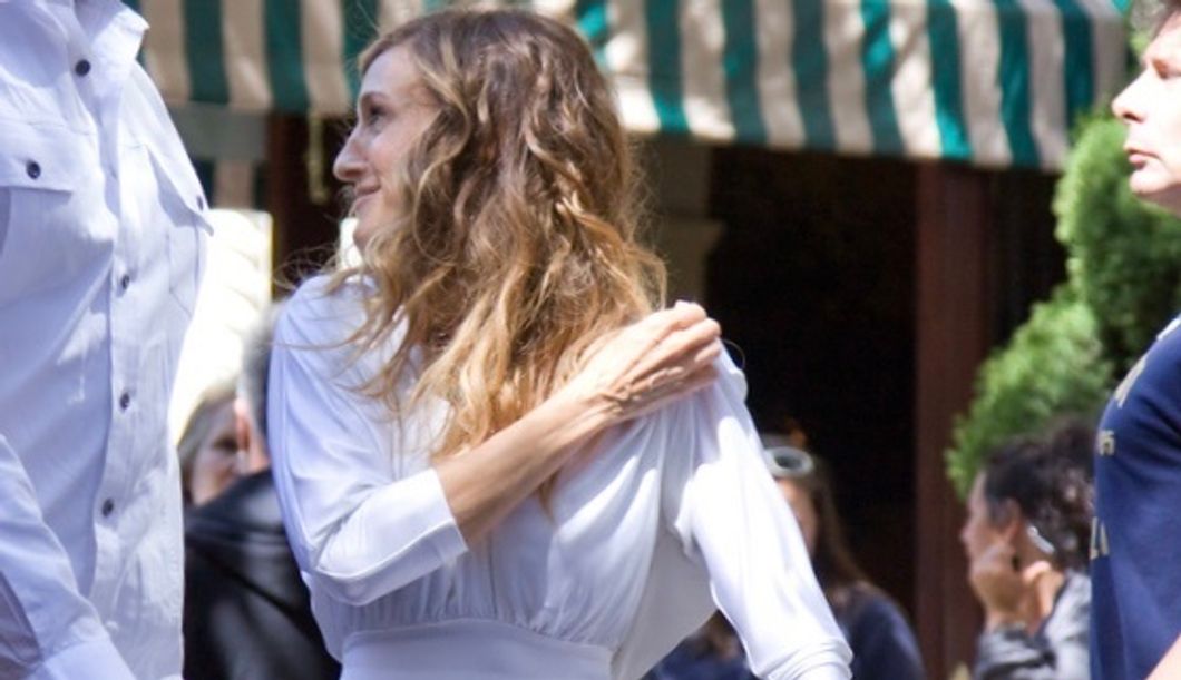 https://commons.wikimedia.org/wiki/Category:Sarah_Jessica_Parker#/media/File:Sarah_Jessica_Parker_on_the_set_of_%22Sex_and_the_City_II%22.jpg