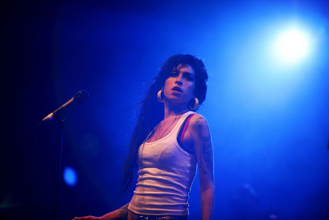 https://commons.wikimedia.org/wiki/File:Amy_Winehouse_f5104871.jpg