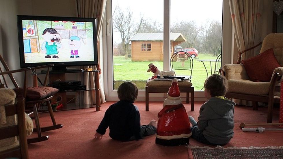 https://commons.wikimedia.org/wiki/File:Children_watching_TV_(cropped).jpg