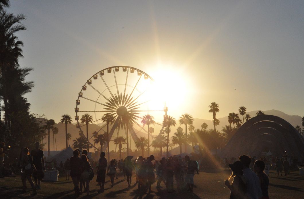 https://commons.wikimedia.org/wiki/File:Coachella_2012_weekend_2_day_2_sunset.jpg