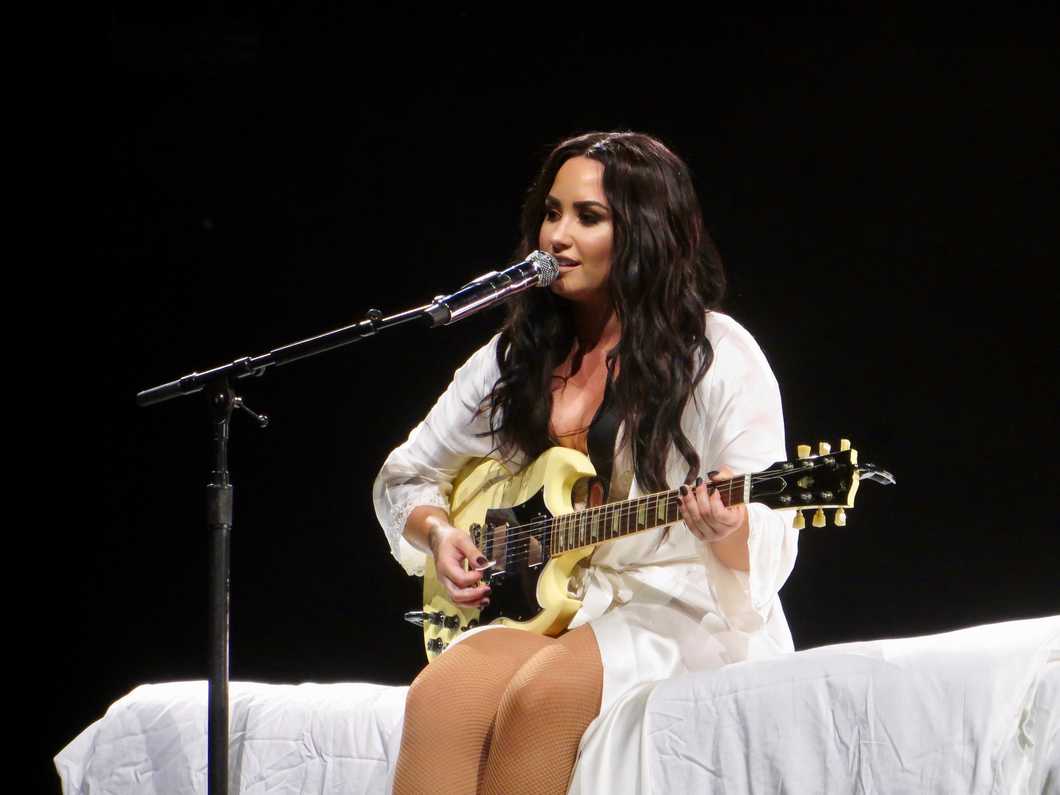 https://commons.wikimedia.org/wiki/File:Demi_Lovato_3_(42749539272).jpg