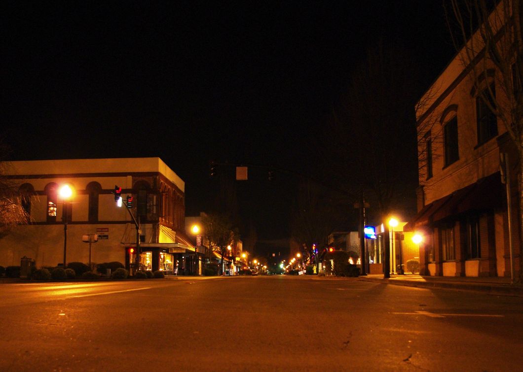 https://commons.wikimedia.org/wiki/File:Downtown_Main_Street_night_-_Hillsboro,_Oregon.JPG