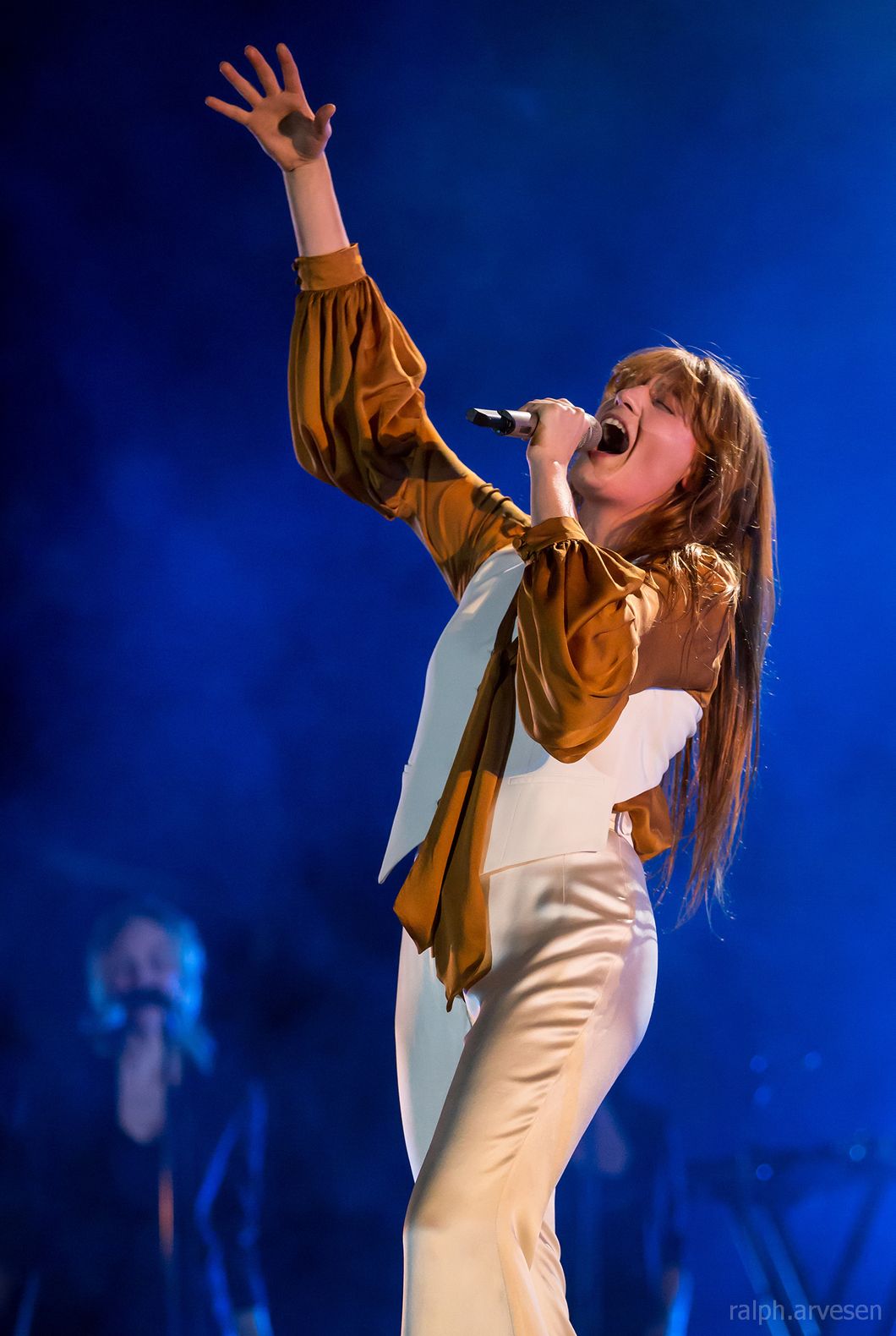 https://commons.wikimedia.org/wiki/File:Florence_and_the_Machine_(22117304699).jpg