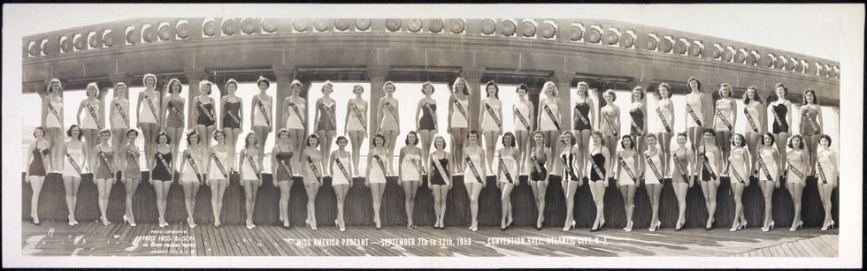 https://commons.wikimedia.org/wiki/File:Miss_America_1953_swimsuit_competition.jpg