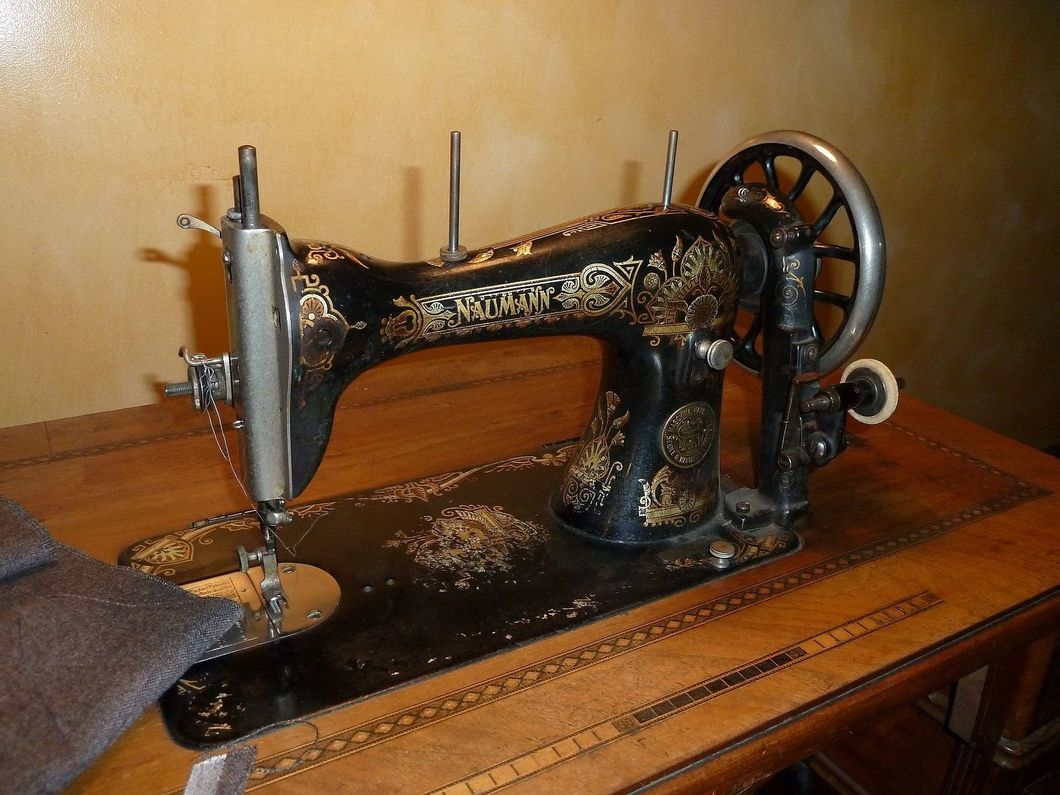 https://commons.wikimedia.org/wiki/File:Naumann_Sewing_Machine.JPG