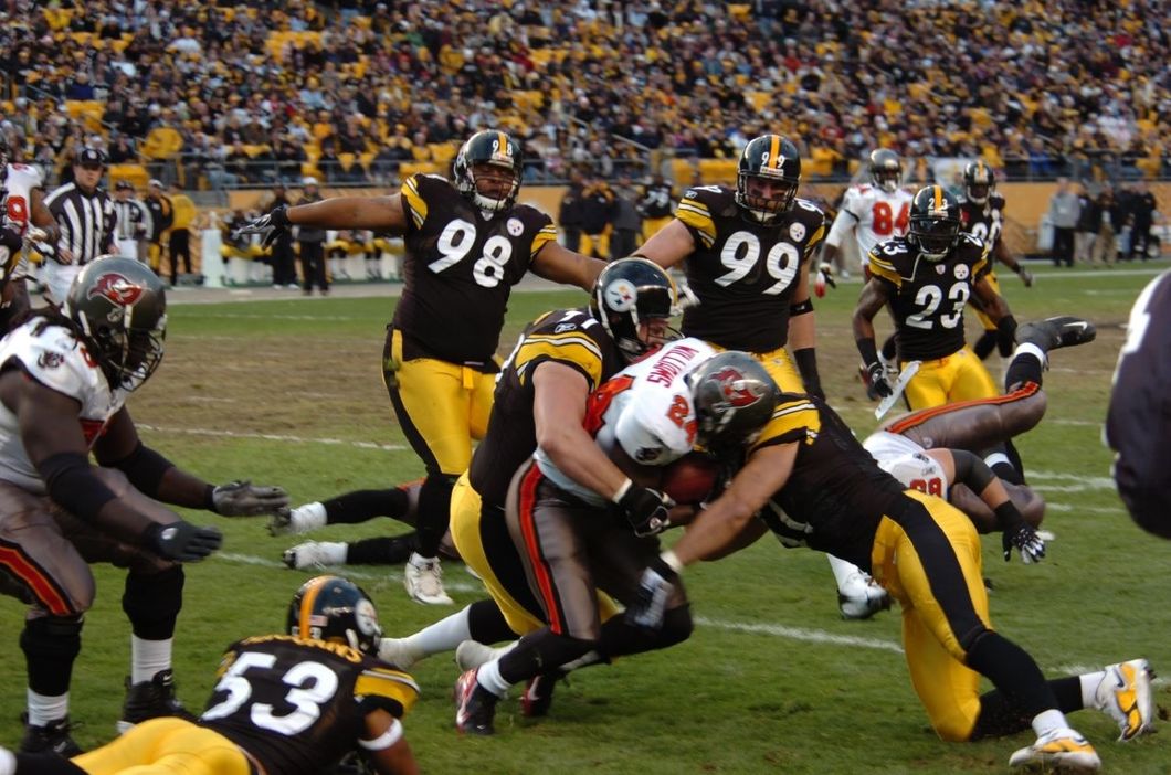 https://commons.wikimedia.org/wiki/File:Steelers_defense.jpg
