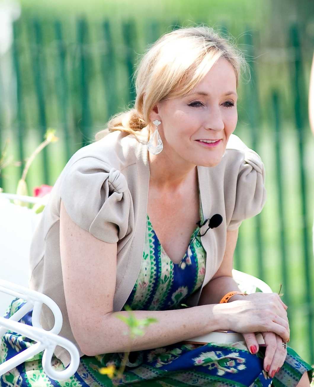 https://commons.wikimedia.org/wiki/J._K._Rowling#/media/File:J._K._Rowling_2010.jpg
