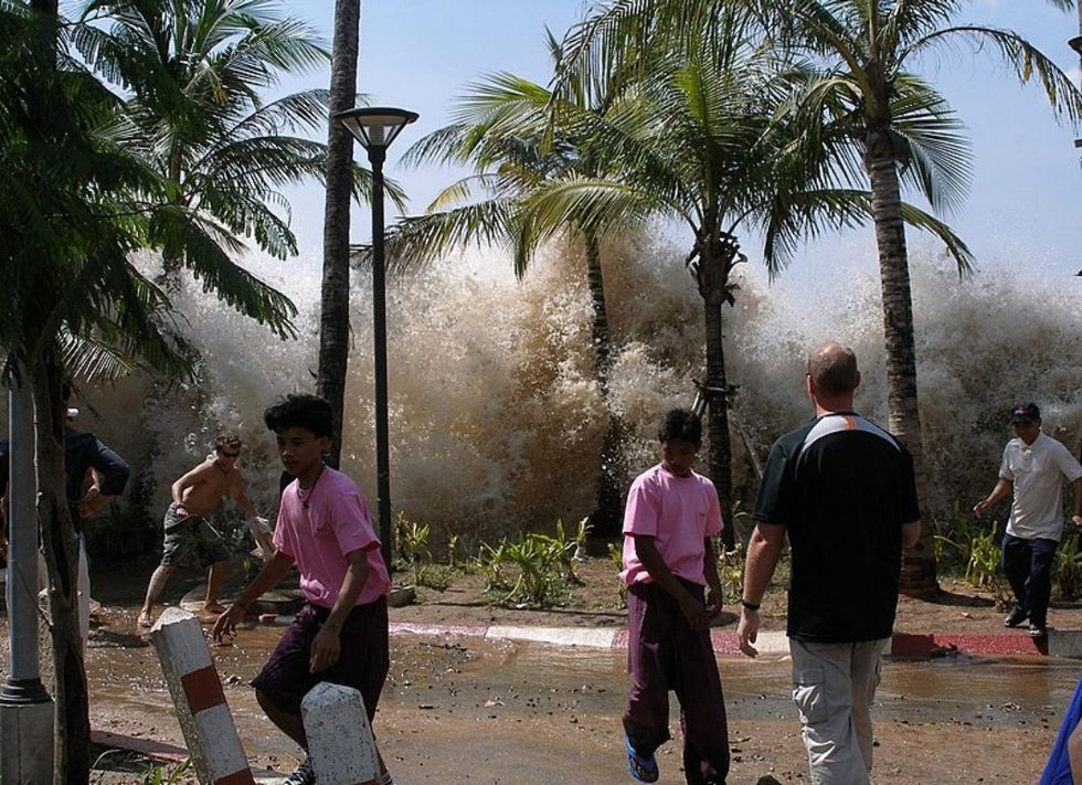 https://en.wikipedia.org/wiki/Tsunami#/media/File:2004-tsunami.jpg