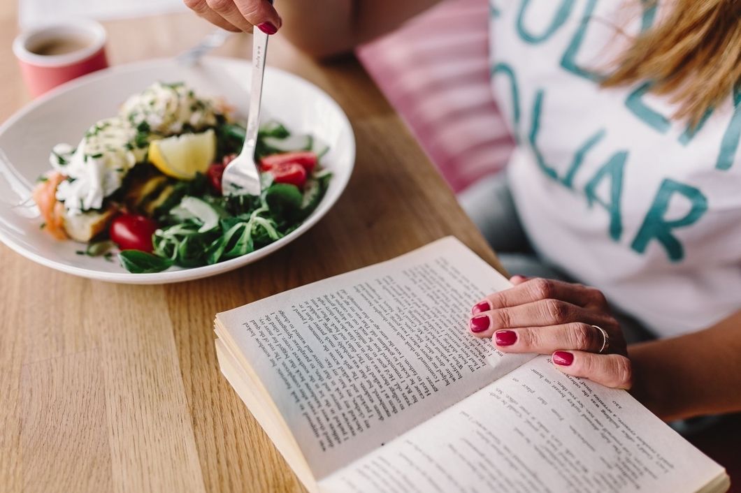 https://kaboompics.com/photo/3574/woman-eating-breakfast-and-reading-a-book