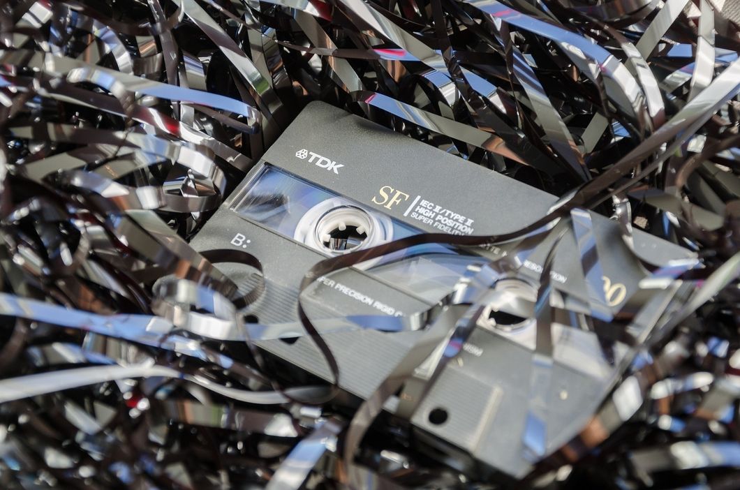 https://pixabay.com/en/cassette-obsolete-chaos-audio-994272/