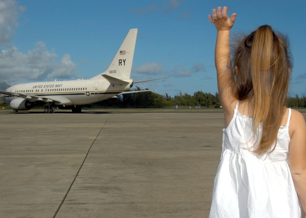 https://pixabay.com/en/child-waving-goodbye-departure-plane-595429/
