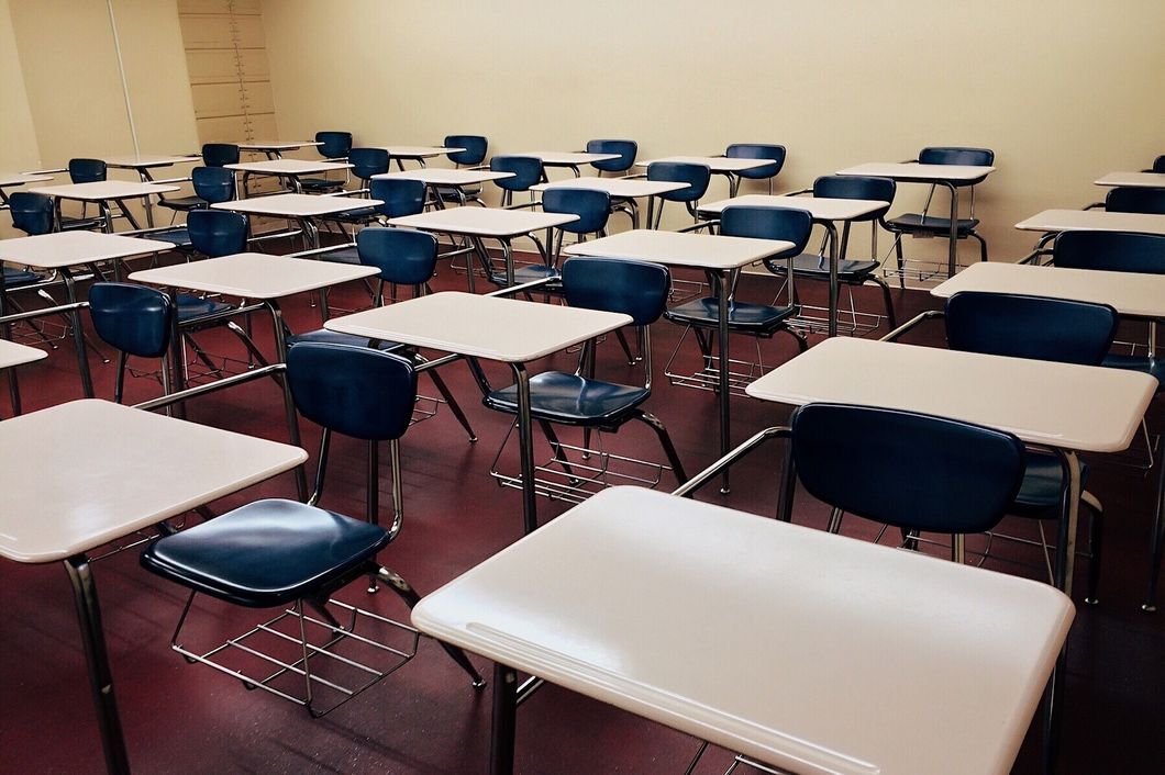 https://pixabay.com/en/classroom-school-desks-rows-1910012/