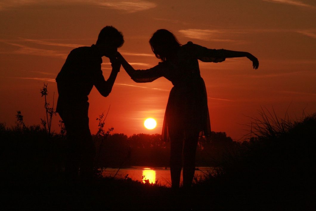 https://pixabay.com/en/couple-love-sunset-water-sun-915986/