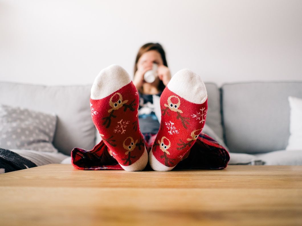 https://pixabay.com/en/feet-socks-living-room-person-932346/