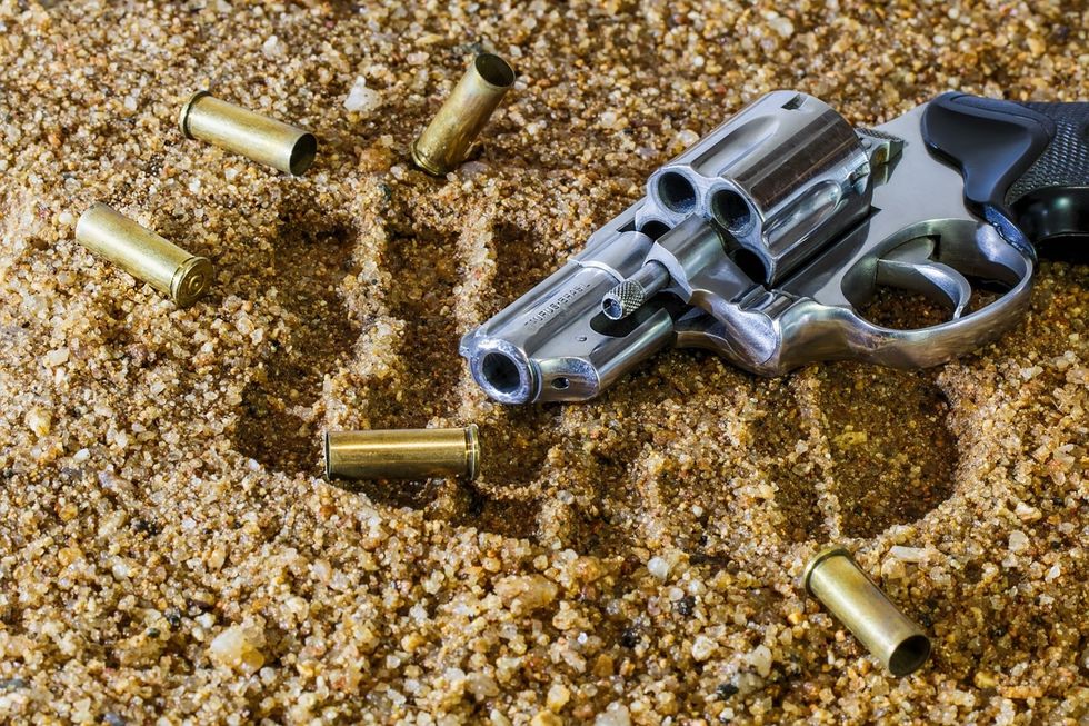 https://pixabay.com/en/firearm-revolver-bullet-gun-weapon-409252/
