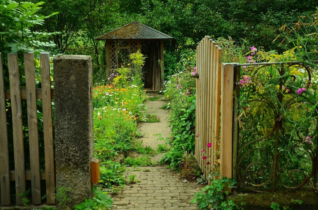 https://pixabay.com/en/garden-garden-door-cottage-garden-910946/