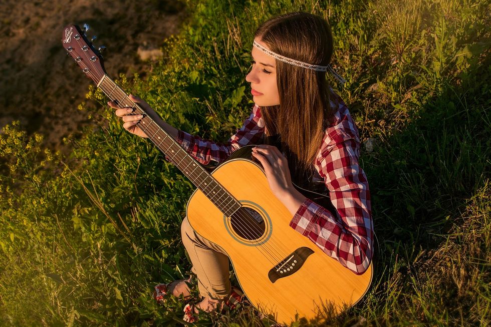 https://pixabay.com/en/girl-guitar-summer-melody-musical-842719/