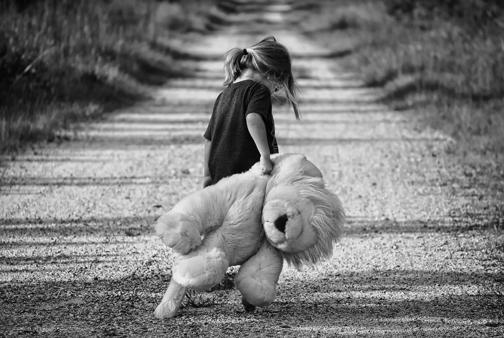 https://pixabay.com/en/girl-walking-teddy-bear-child-walk-447701/