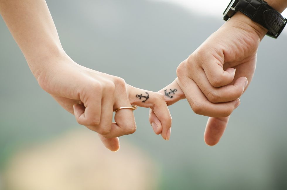 https://pixabay.com/en/hands-love-couple-together-fingers-437968/
