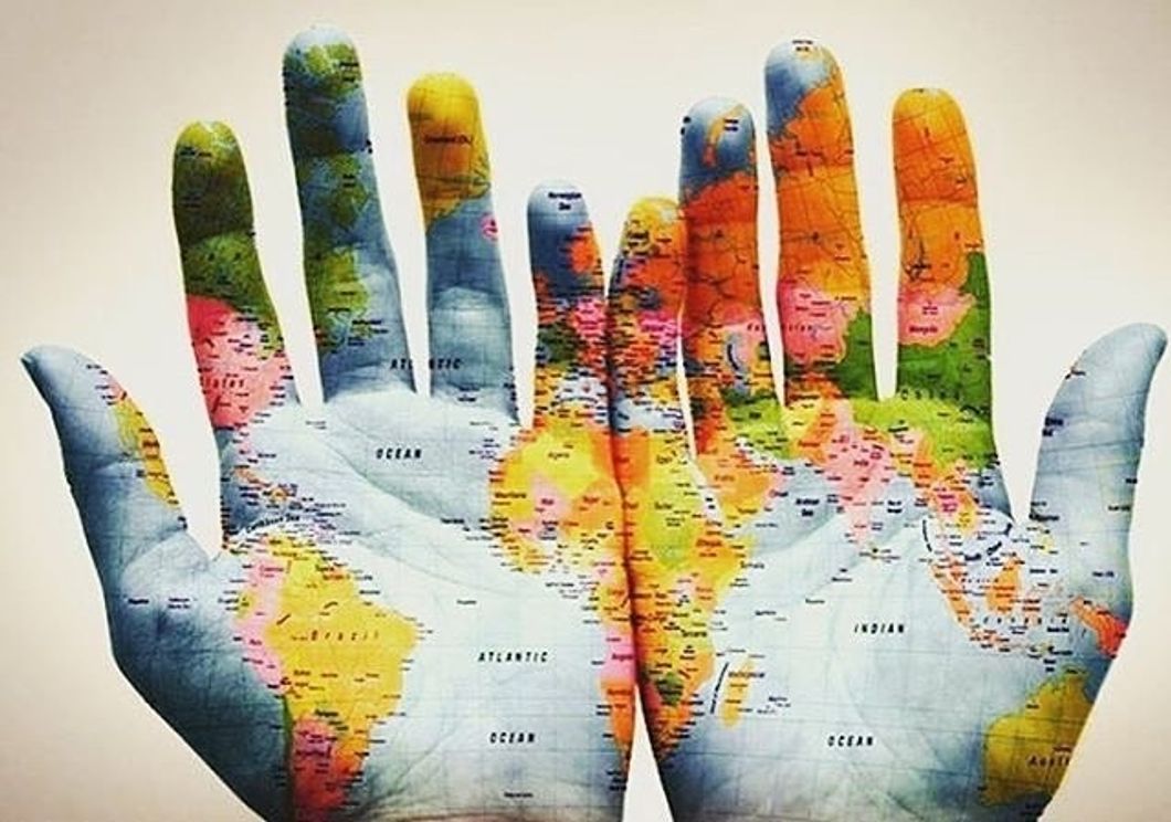 https://pixabay.com/en/hands-world-map-global-earth-600497/