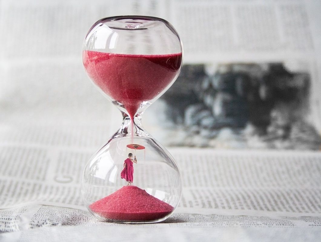 https://pixabay.com/en/hourglass-clock-sand-time-knapp-1875812/