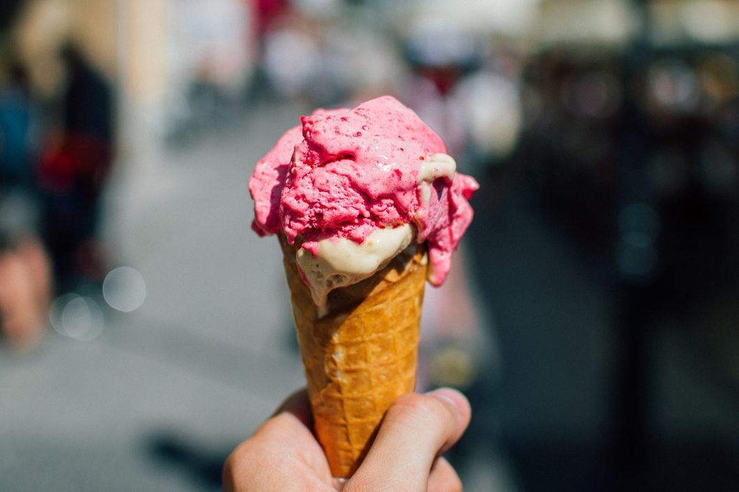 https://pixabay.com/en/ice-cream-cone-strawberry-ice-cream-926426/