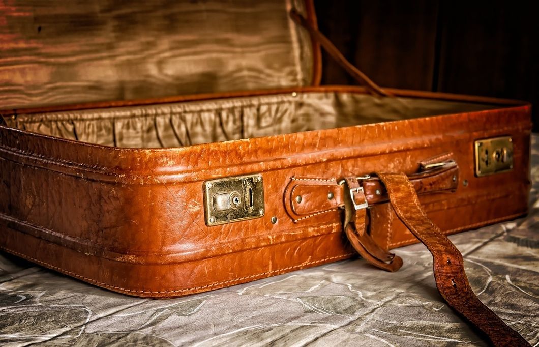 https://pixabay.com/en/luggage-packaging-travel-vacations-3297015/