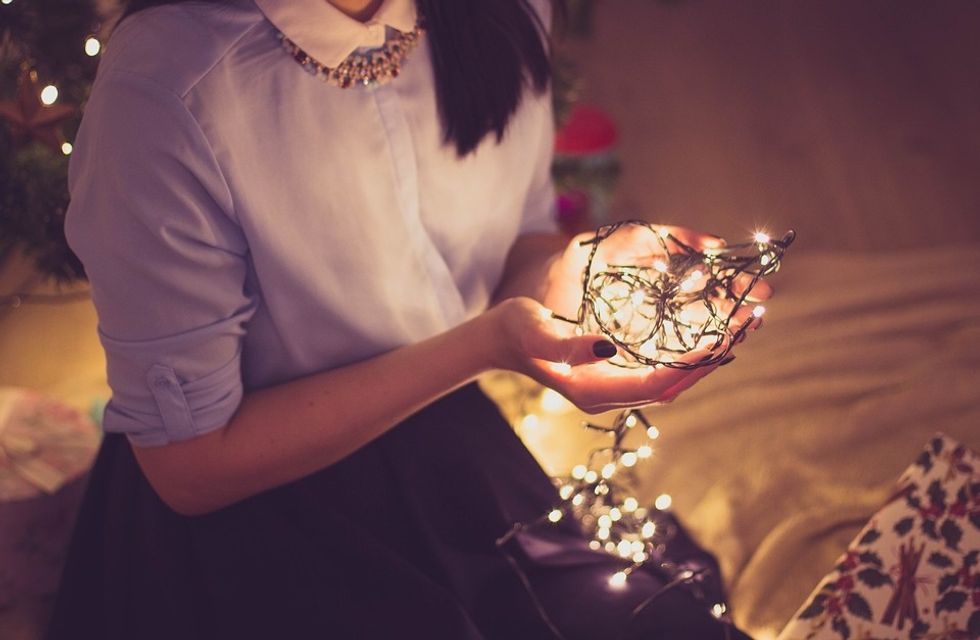 https://pixabay.com/en/people-girl-woman-alone-christmas-2587353/
