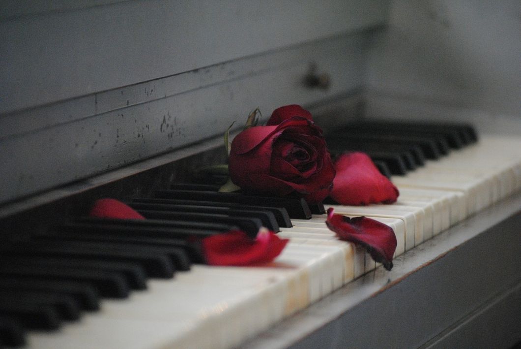 https://pixabay.com/en/piano-rose-red-flower-love-571968/