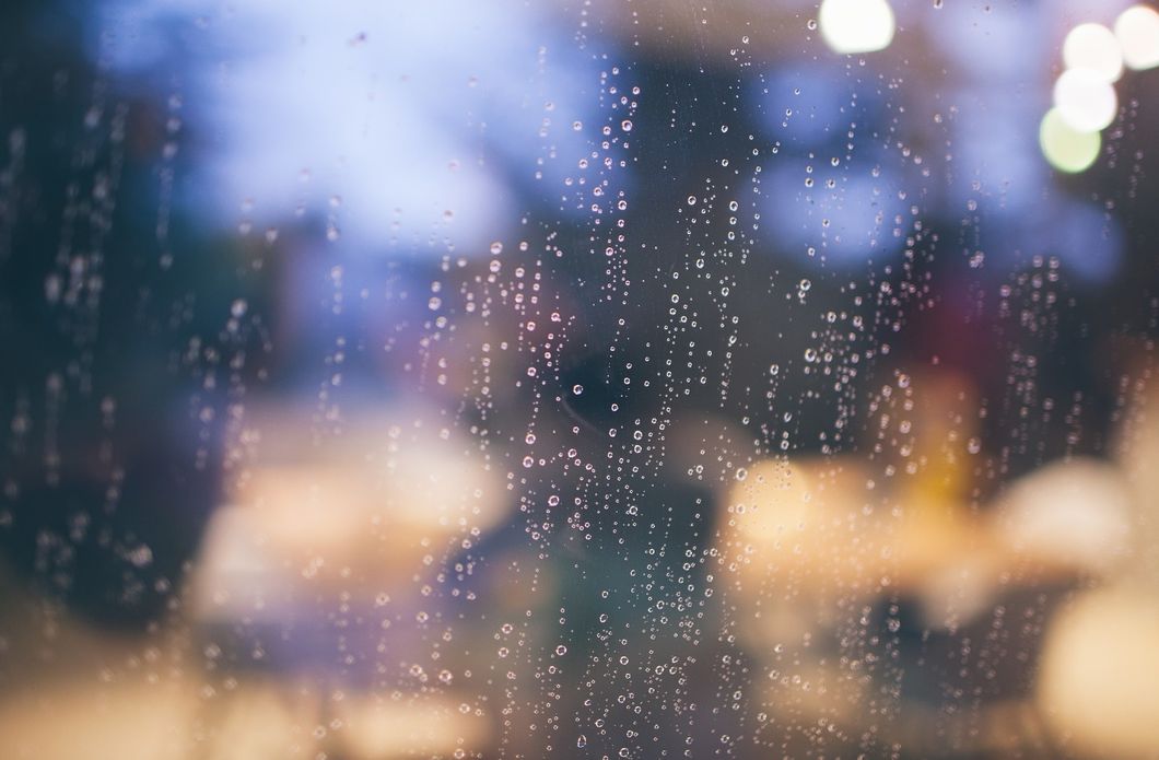 https://pixabay.com/en/raining-rain-drops-wet-blurry-690930/