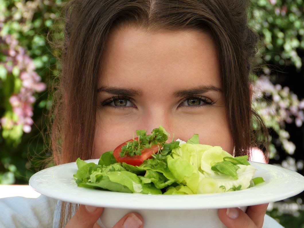 https://pixabay.com/en/salad-plate-girl-young-woman-eyes-3921790/
