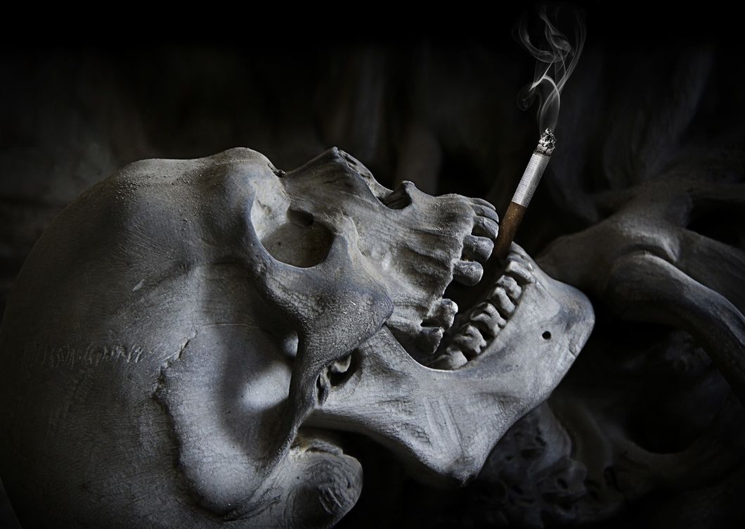 https://pixabay.com/en/skull-cigarette-death-2456396/