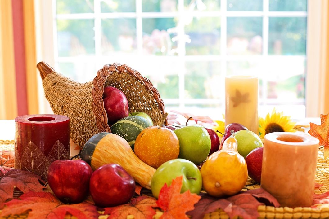https://pixabay.com/en/thanksgiving-cornucopia-fruit-3719247/