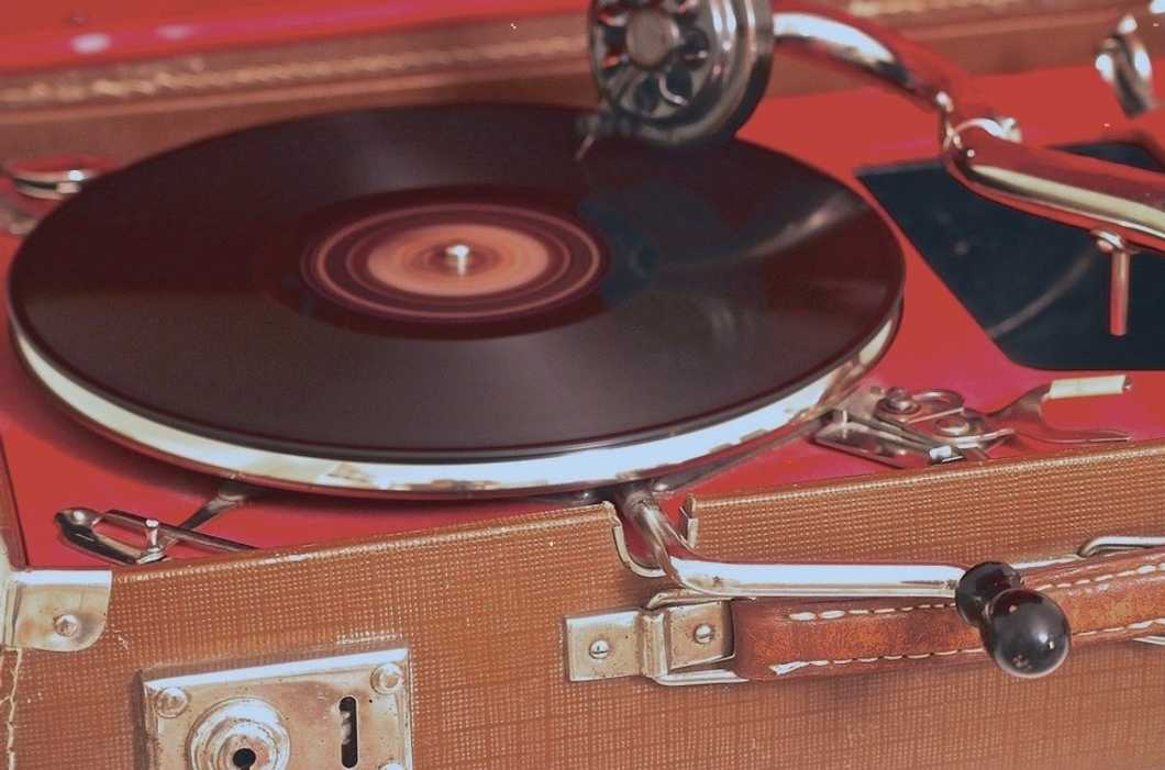 https://pixabay.com/en/turntable-travel-records-602422/