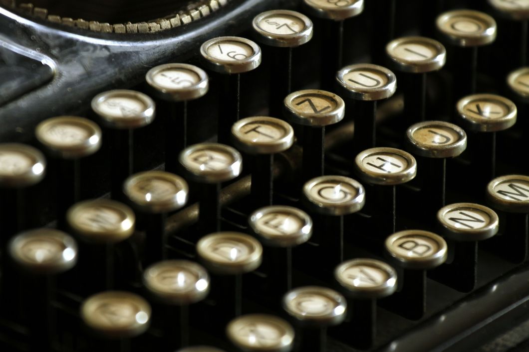 https://pixabay.com/en/typewriter-letters-keyboard-keys-472850/