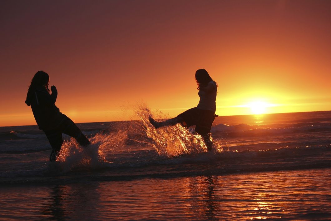 https://pixabay.com/en/water-battle-friends-beach-woman-636761/