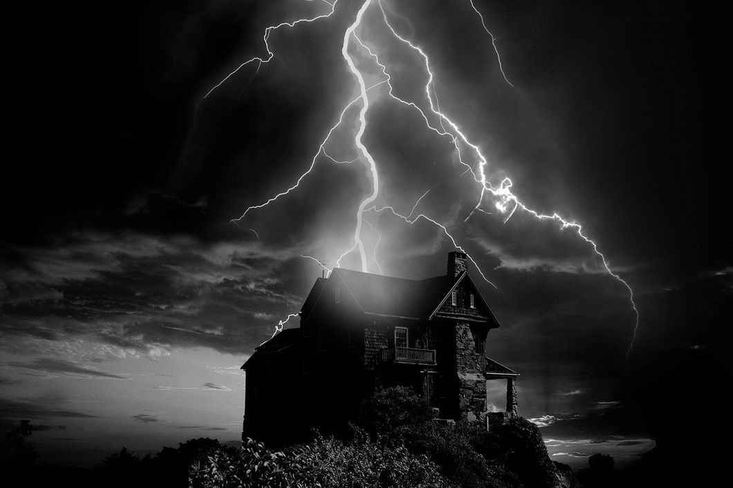 https://pixabay.com/en/weather-flash-house-solitary-storm-2610774/