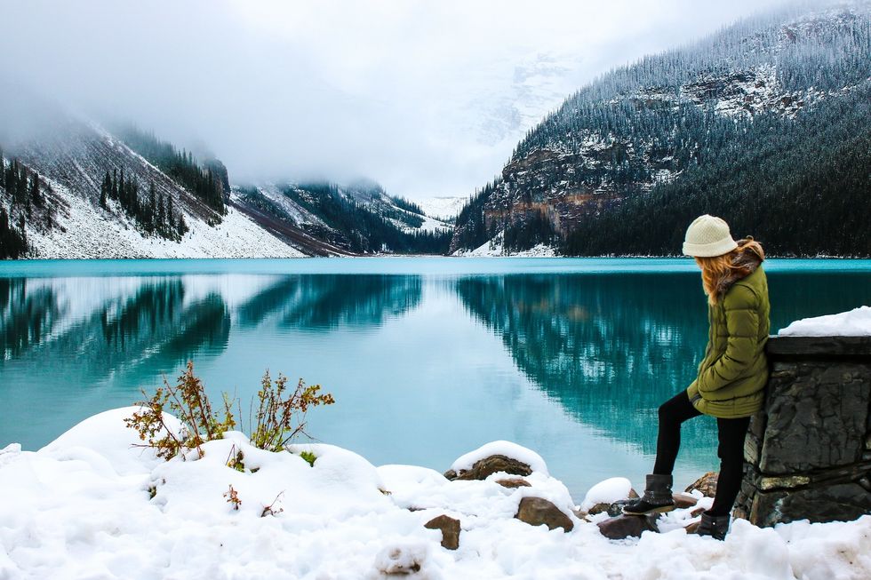 https://pixabay.com/en/woman-hike-lake-female-hiker-2896389/