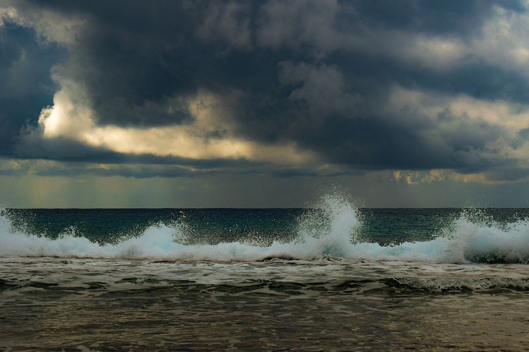 https://pixabay.com/photos/beach-sea-wave-splash-nature-4018366/