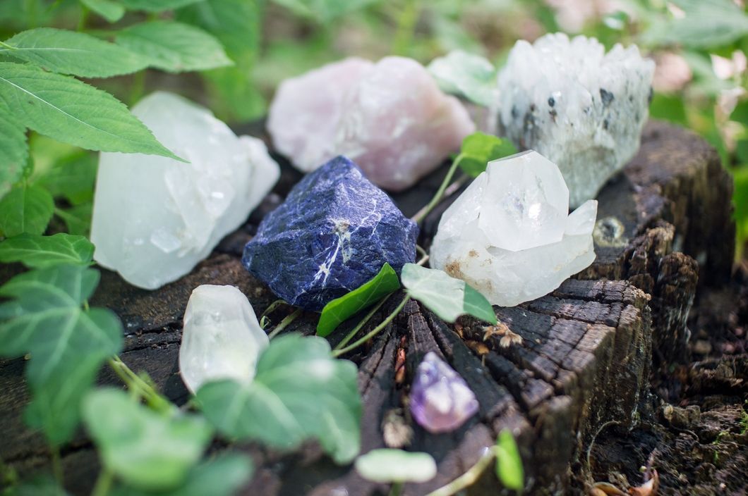 https://pixabay.com/photos/crystals-stones-healing-mystic-1567953/