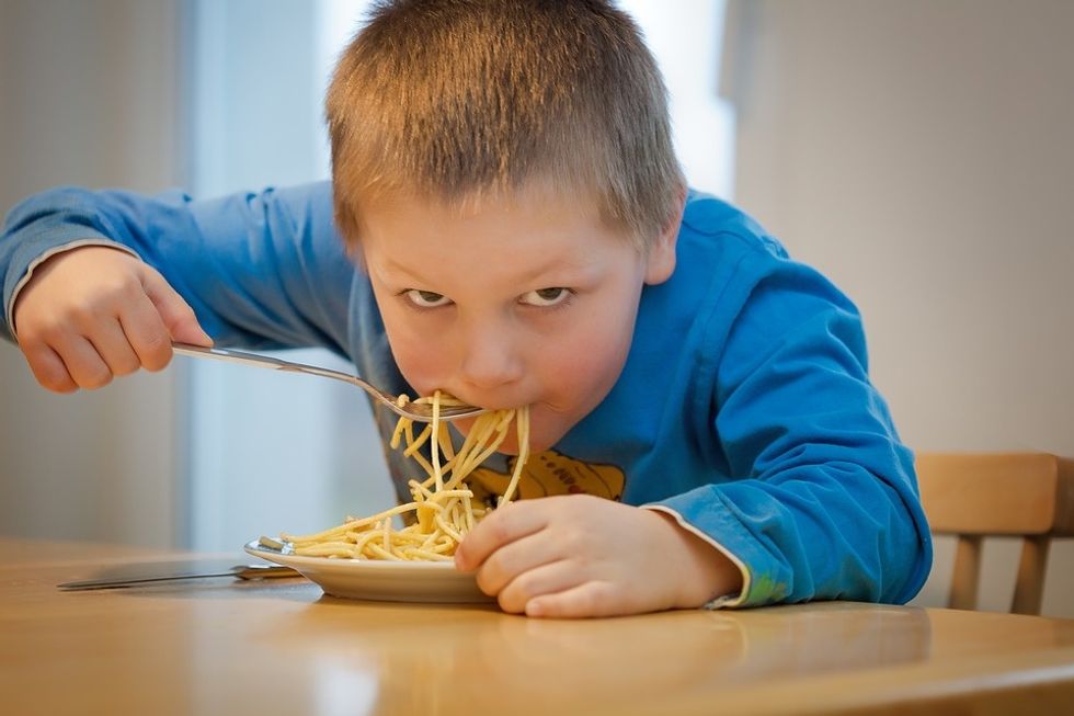 https://pixabay.com/photos/eat-noodles-children-pasta-1583954/