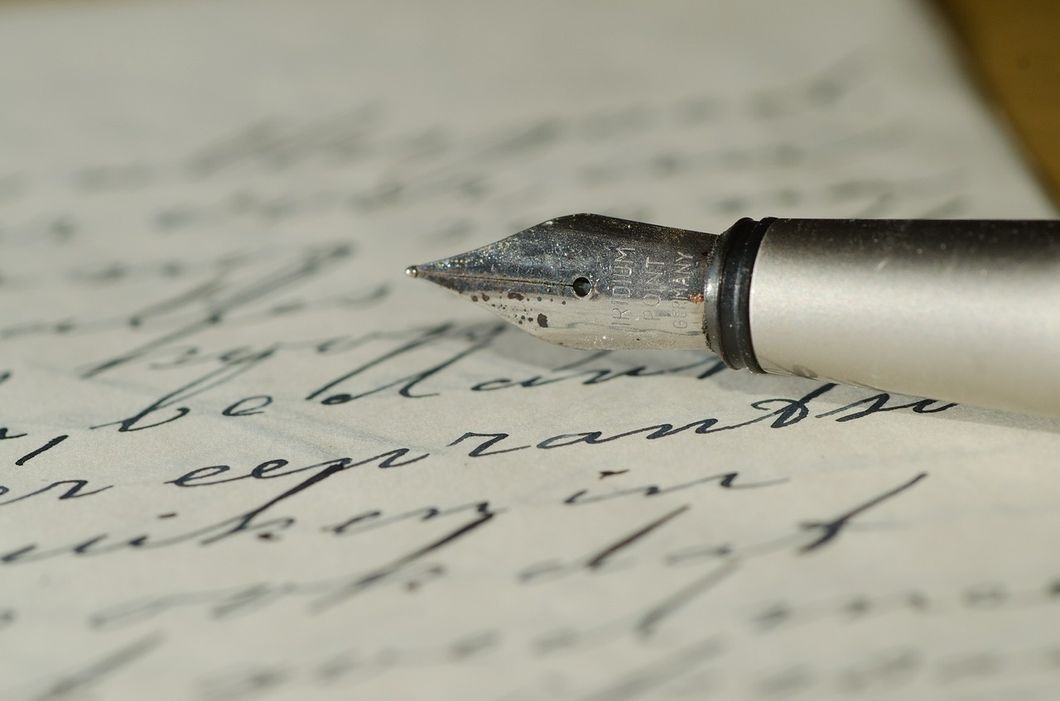 https://pixabay.com/photos/fountain-pen-letter-handwriting-447576/