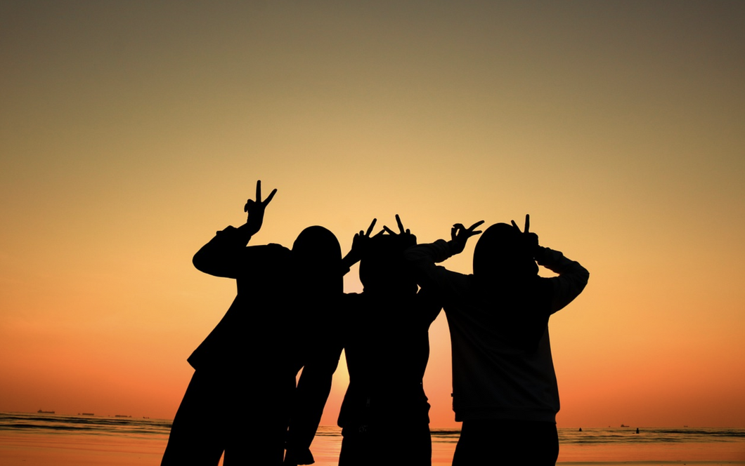 https://pixabay.com/photos/friendship-squad-sunrise-silhouette-3623257/
