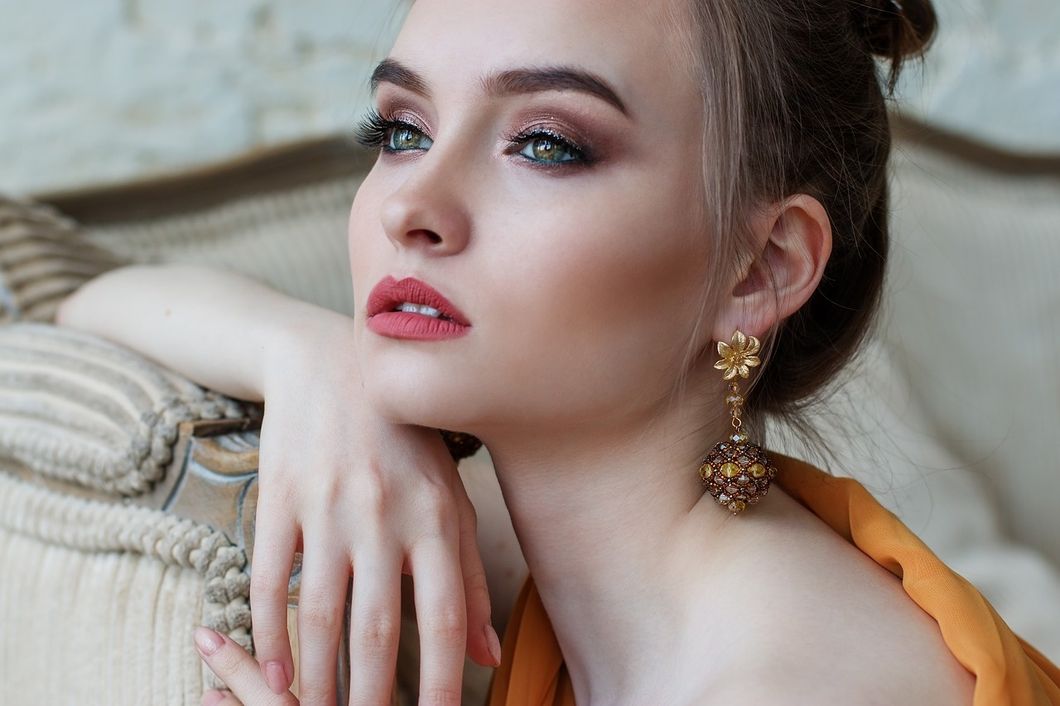 https://pixabay.com/photos/girl-makeup-beautiful-eyes-hair-2366438/