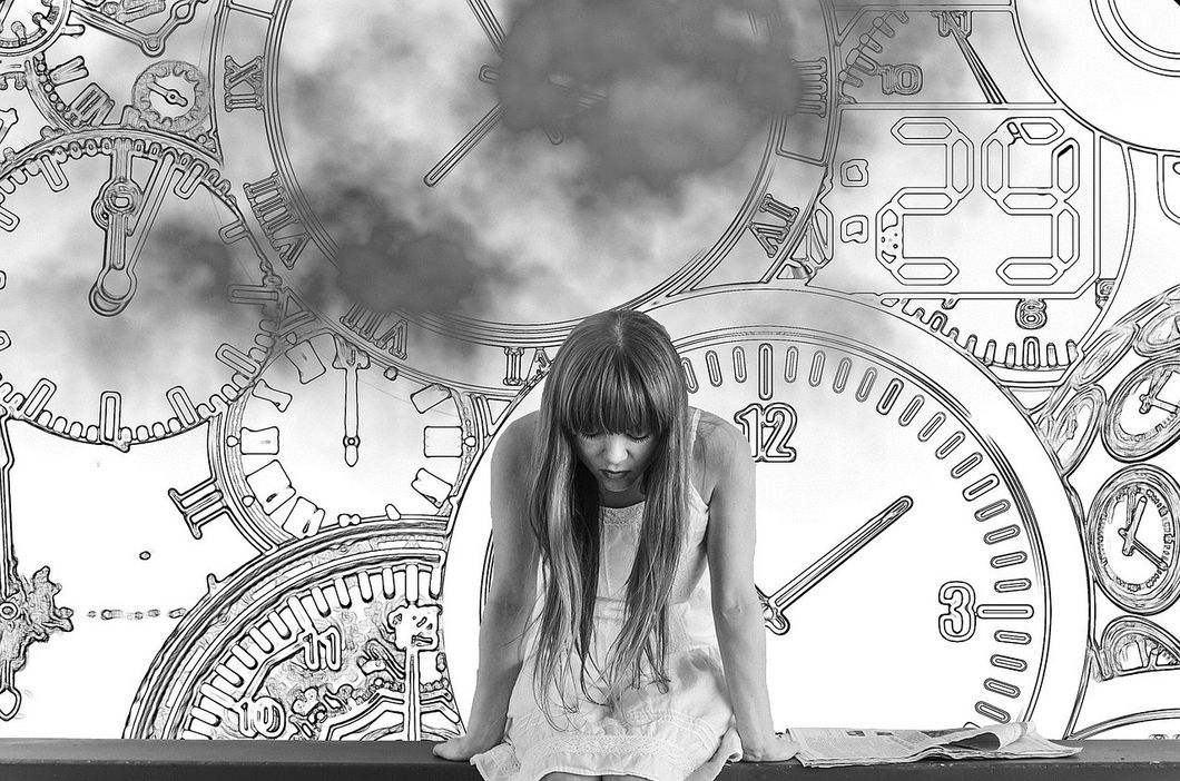https://pixabay.com/photos/girl-time-time-pressure-worried-2786277/