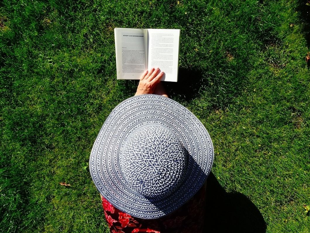 https://pixabay.com/photos/hat-read-summer-relax-books-grass-1702617/