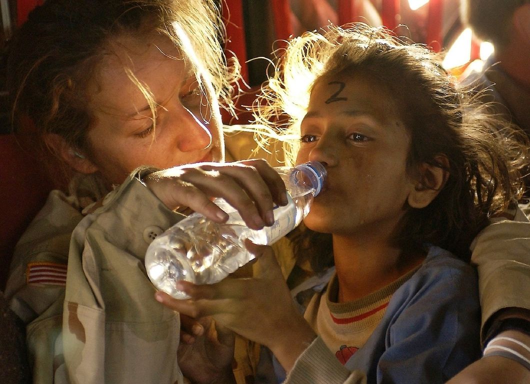 https://pixabay.com/photos/humanitarian-aid-water-drink-939723/