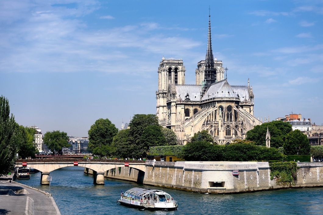 https://pixabay.com/photos/notre-dame-paris-seine-river-901327/