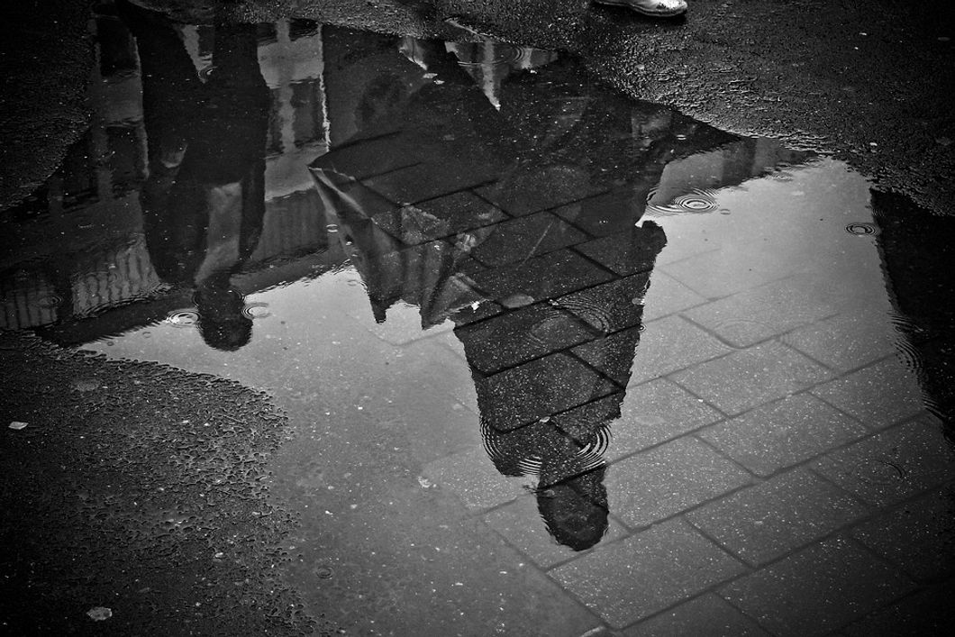 https://pixabay.com/photos/rain-puddle-water-mirroring-wet-2538429/