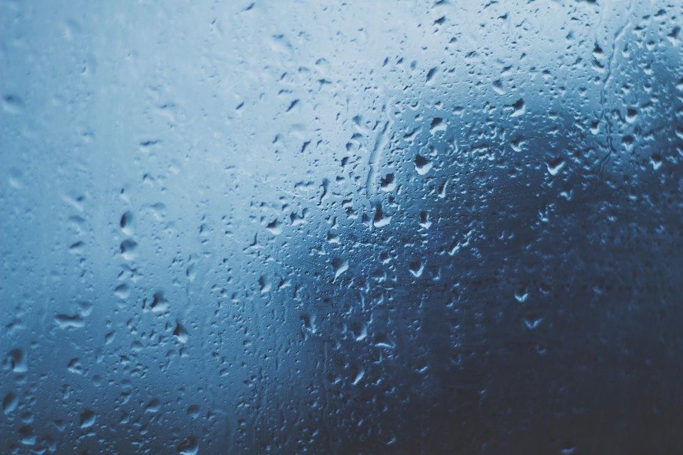 https://pixabay.com/photos/raindrops-raining-rain-wet-water-828954/